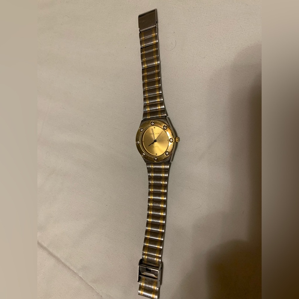 Two-Tone gold and silver Metal quartz Wristwatch clean nice condition as shown